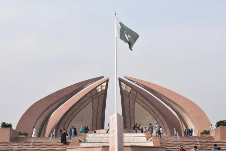 Exploring Pakistan Best Routes, Minimum Expense, and Ideal Times to Visit Top Cities and Kashmir